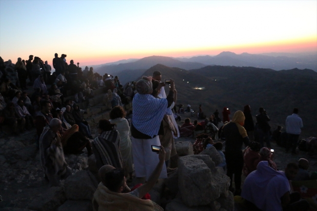 Turistler güneşin doğuşunu Nemrut Dağı'ndan izledi